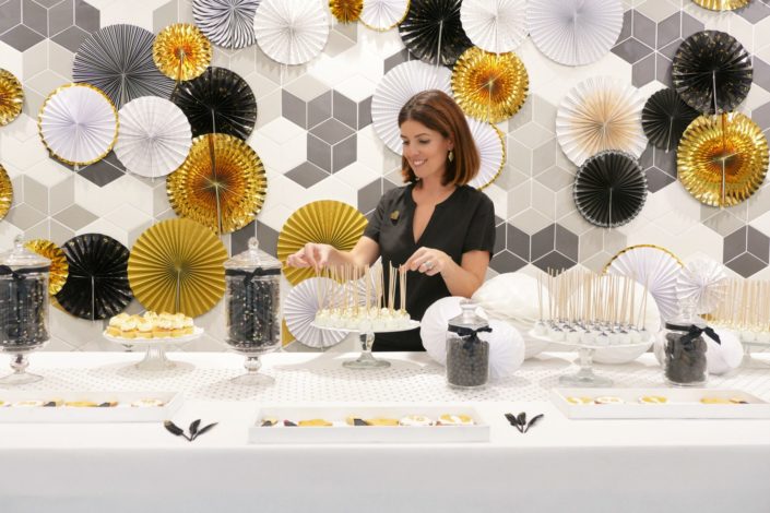 Goûter candy bar en or, noir et blanc pour L'Oréal et la remise des médailles des anciens - cake pops pailletés, rosaces gold, conffetis, cupcakes, sablés décorés palme et étoiles