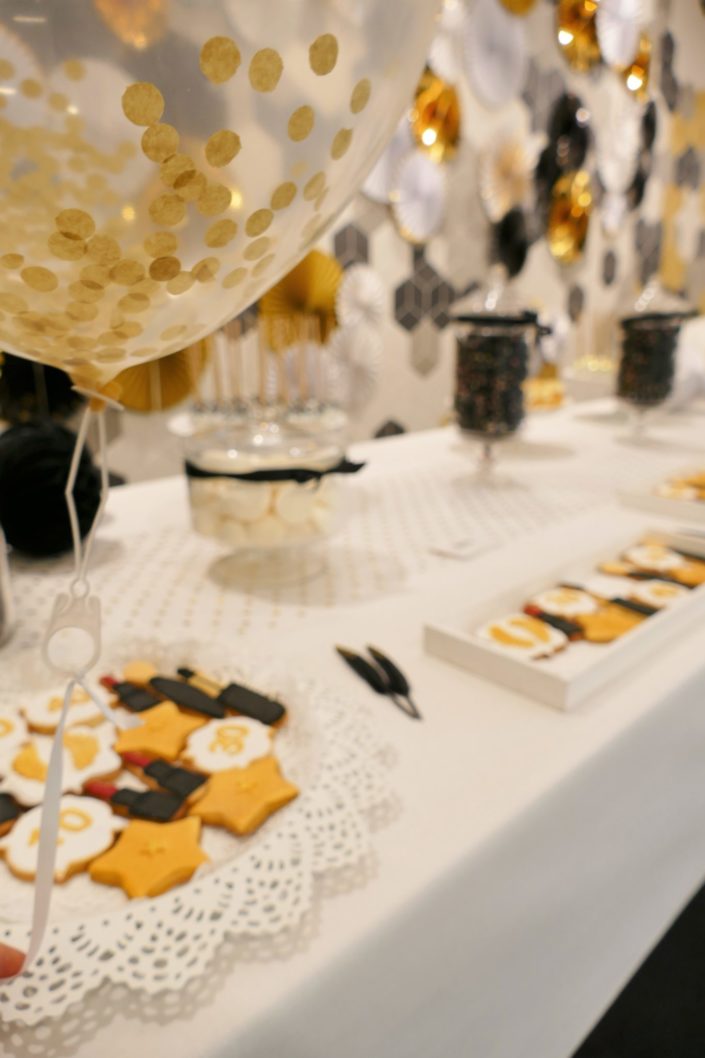 Goûter candy bar en or, noir et blanc pour L'Oréal et la remise des médailles des anciens - cake pops pailletés, rosaces gold, conffetis, cupcakes, sablés décorés palme et étoiles
