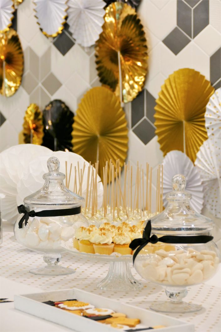 Goûter candy bar en or, noir et blanc pour L'Oréal et la remise des médailles des anciens - cake pops pailletés, rosaces gold, conffetis, cupcakes, sablés décorés palme et étoiles