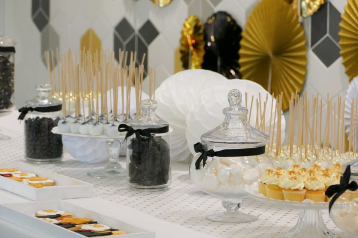 Goûter candy bar en or, noir et blanc pour L'Oréal et la remise des médailles des anciens - cake pops pailletés, rosaces gold, conffetis, cupcakes, sablés décorés palme et étoiles