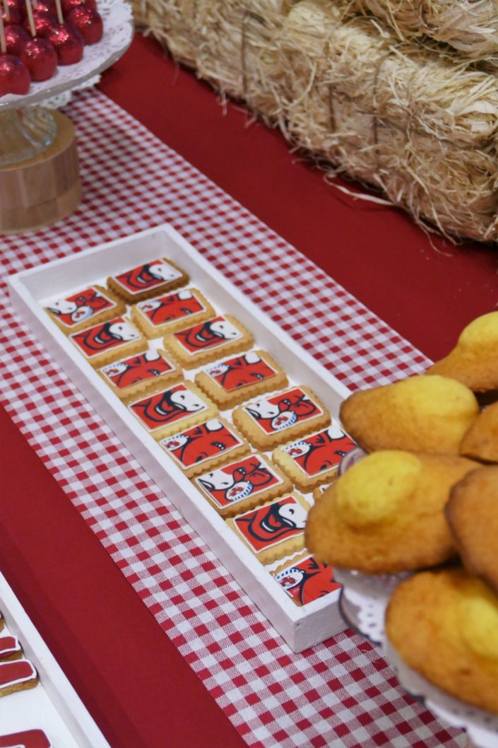 Campagne communication la Vache Qui Rit - petit déjeuner, cake pops rouges à paillettes, viennoiseries, sablés décorés, muffins, financiers amande, décoration rouge et champêtre