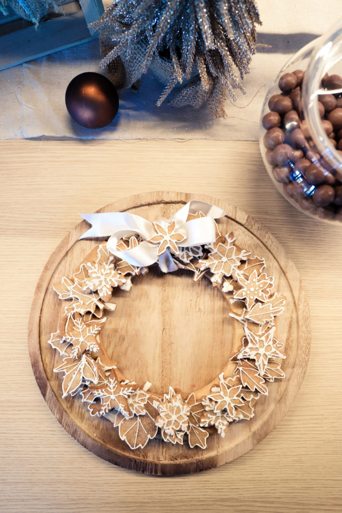 arbre de noel chez estee lauder - theme nature, chocolats, bonbons, chamallows, brownies, sablés décorés, petits sapins meringue, oreo enrobés - décoration pommes de pin, ours polaire, sapins en bois, boules de Noël