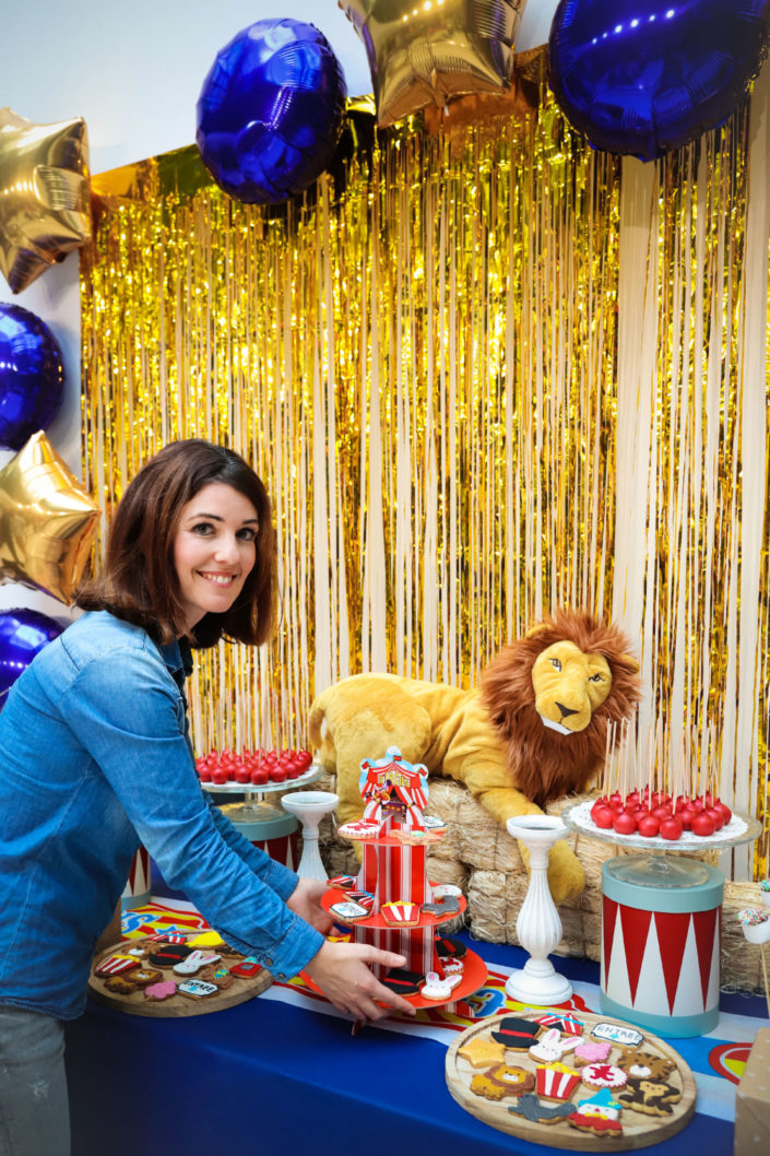 Family day salesforce thème cirque par Studio Candy - décoration, lion, ballons hélium, cake pops rouges et bleus, sablés décorés tente de cirque, lapin, chapeau de magicien, barbe a papa, singe, éléphant - bottes de paille