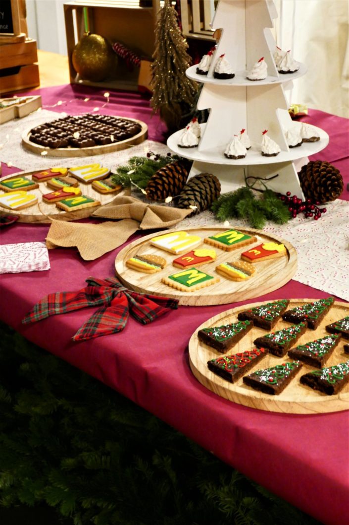christmas party pour mac donalds france - sablés décorés burger, m, frites, décoration de noel, oursons guimauve, financiers amande, sapins meringue trempes dans le chocolat