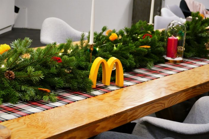 christmas party pour mac donalds france - sablés décorés burger, m, frites, décoration de noel, oursons guimauve, financiers amande, sapins meringue trempes dans le chocolat