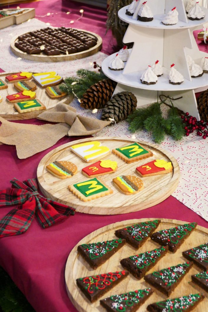 christmas party pour mac donalds france - sablés décorés burger, m, frites, décoration de noel, oursons guimauve, financiers amande, sapins meringue trempes dans le chocolat