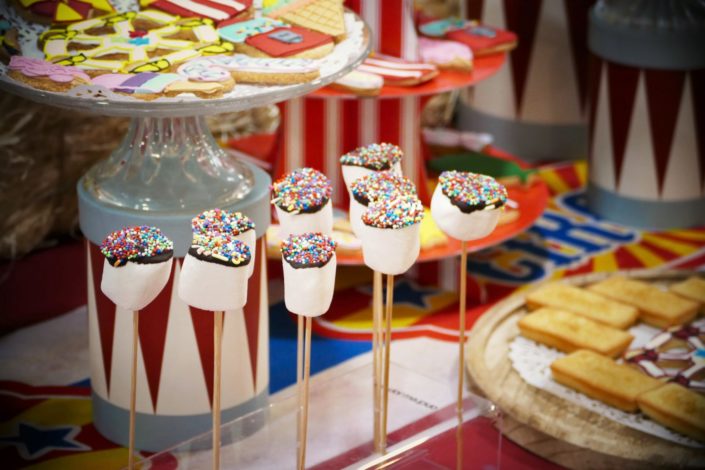 goûter thème fête foraine chez incityz - brochettes de chamallows et sprinkles, sablés décorés pop corn, ballons, glace, moulin à vent, barbe à papa, financiers amande, cacahuètes, donuts roses - décoration cirque