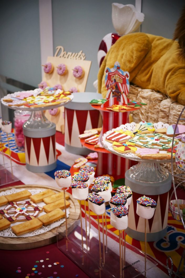 goûter thème fête foraine chez incityz - brochettes de chamallows et sprinkles, sablés décorés pop corn, ballons, glace, moulin à vent, barbe à papa, financiers amande, cacahuètes, donuts roses - décoration cirque