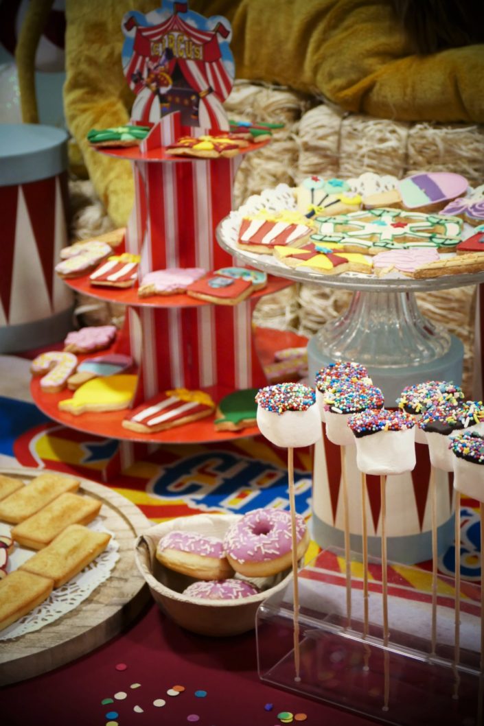 goûter thème fête foraine chez incityz - brochettes de chamallows et sprinkles, sablés décorés pop corn, ballons, glace, moulin à vent, barbe à papa, financiers amande, cacahuètes, donuts roses - décoration cirque