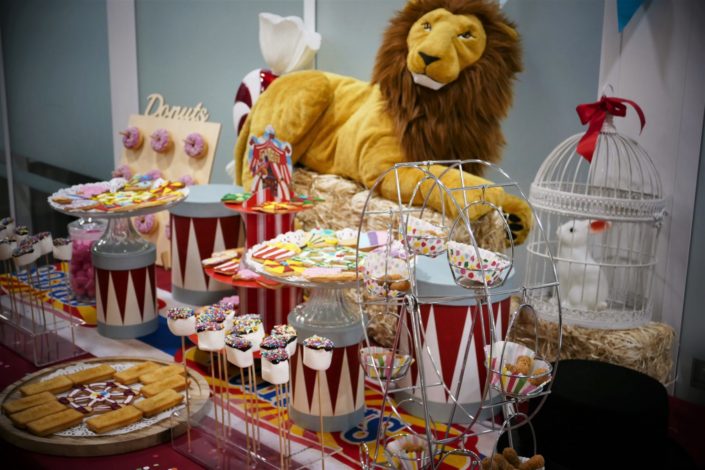 goûter thème fête foraine chez incityz - brochettes de chamallows et sprinkles, sablés décorés pop corn, ballons, glace, moulin à vent, barbe à papa, financiers amande, cacahuètes, donuts roses - décoration cirque