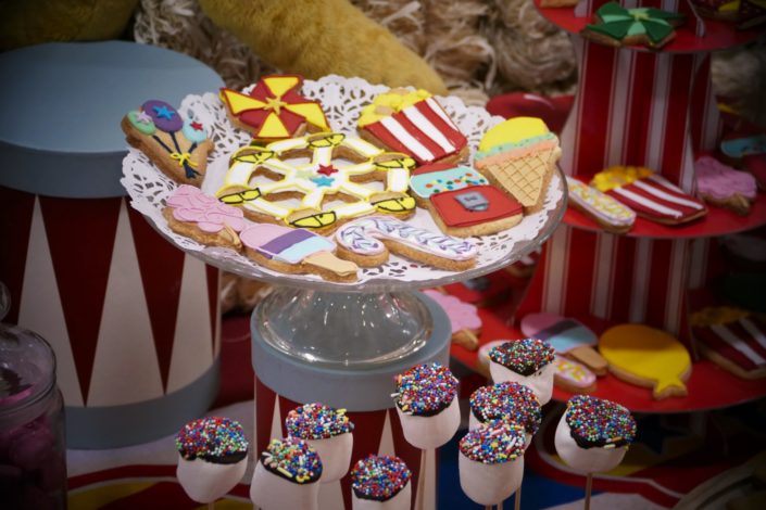 goûter thème fête foraine chez incityz - brochettes de chamallows et sprinkles, sablés décorés pop corn, ballons, glace, moulin à vent, barbe à papa, financiers amande, cacahuètes, donuts roses - décoration cirque