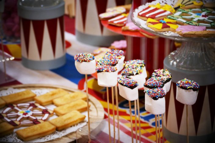 goûter thème fête foraine chez incityz - brochettes de chamallows et sprinkles, sablés décorés pop corn, ballons, glace, moulin à vent, barbe à papa, financiers amande, cacahuètes, donuts roses - décoration cirque