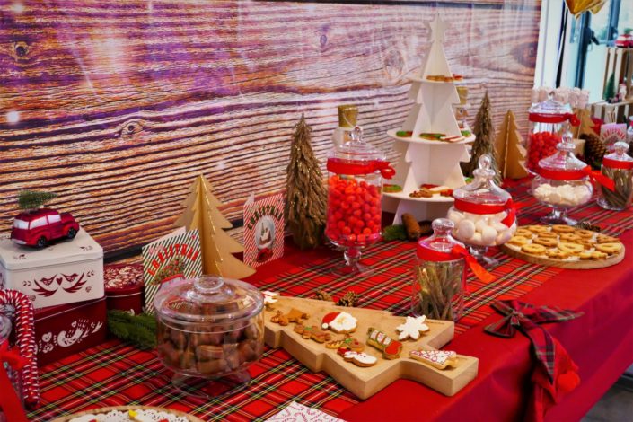 gouter de noel pour Dentsu par Studio Candy - sablés décorés, décoration de noel traditionnelle, candy bar, chamalows bonhommes de neige, patisseries personnalisees, sapins brownie