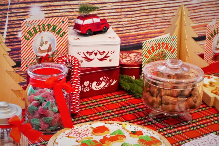 gouter de noel pour Dentsu par Studio Candy - sablés décorés, décoration de noel traditionnelle, candy bar, chamalows bonhommes de neige, patisseries personnalisees, sapins brownie