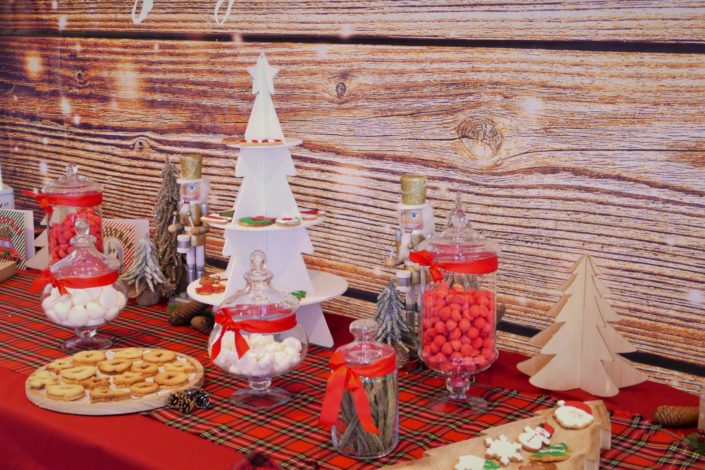 gouter de noel pour Dentsu par Studio Candy - sablés décorés, décoration de noel traditionnelle, candy bar, chamalows bonhommes de neige, patisseries personnalisees, sapins brownie