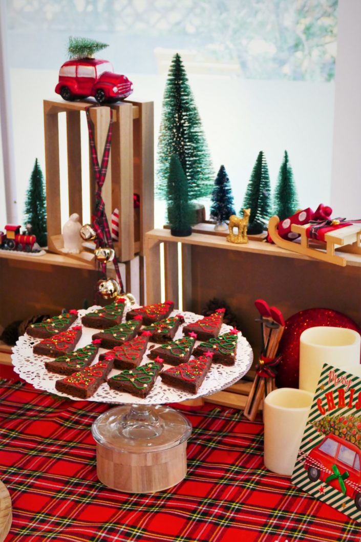 gouter de noel pour Dentsu par Studio Candy - sablés décorés, décoration de noel traditionnelle, candy bar, chamalows bonhommes de neige, patisseries personnalisees, sapins brownie