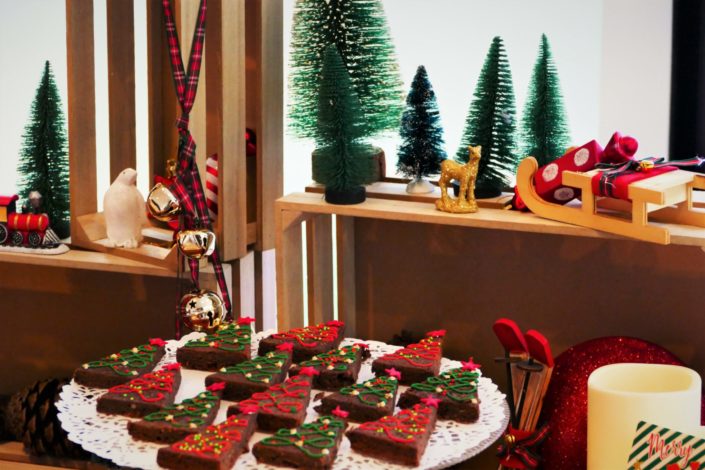 gouter de noel pour Dentsu par Studio Candy - sablés décorés, décoration de noel traditionnelle, candy bar, chamalows bonhommes de neige, patisseries personnalisees, sapins brownie