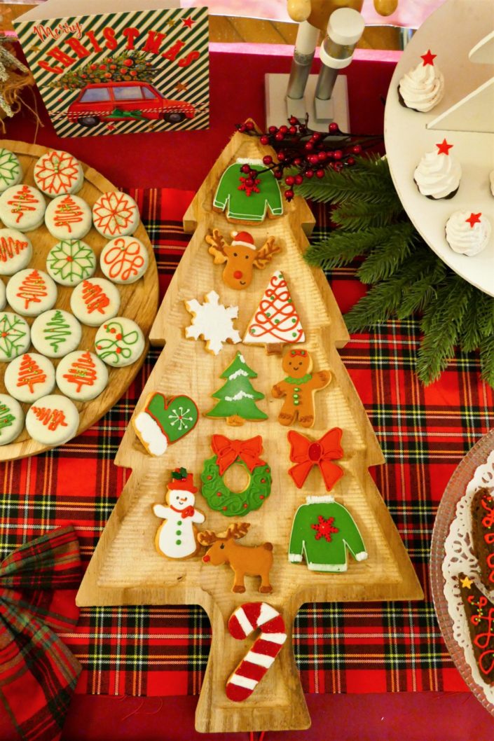 Petit déjeuner de noel pour le cabinet jeantet - cake pops rouges, décoration de noel traditionnelle, sablés décorés, financiers, sapins meringue et brownie au chocolat