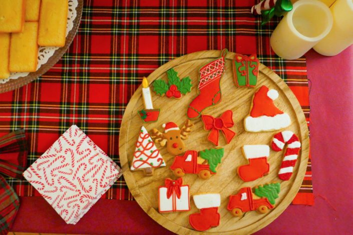 Petit déjeuner de noel pour le cabinet jeantet - cake pops rouges, décoration de noel traditionnelle, sablés décorés, financiers, sapins meringue et brownie au chocolat