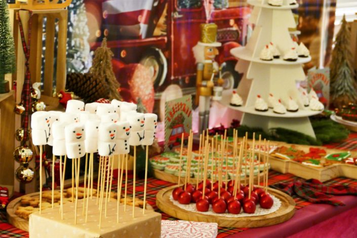 Petit déjeuner de noel pour le cabinet jeantet - cake pops rouges, décoration de noel traditionnelle, sablés décorés, financiers, sapins meringue et brownie au chocolat