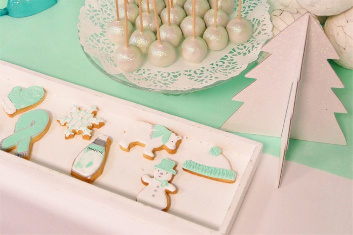 Family Day blanc et mint par Studio Candy - sablés décorés hiver et sérum Darphin , décoration, guirlande de ballons, ours polaire, cake pops, cupcakes