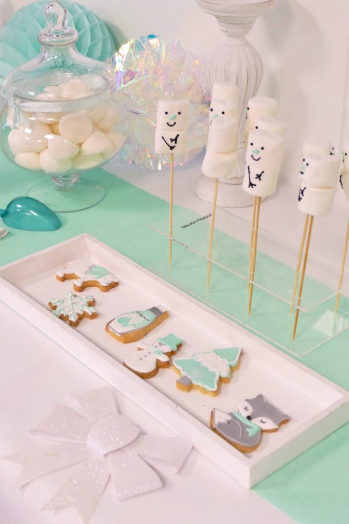 Family Day blanc et mint par Studio Candy - sablés décorés hiver et sérum Darphin , décoration, guirlande de ballons, ours polaire, cake pops, cupcakes