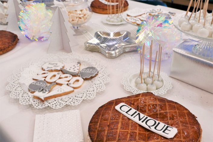 Galette des rois pour Clinique - sablés décorés 2020, cheers, bonne année, cake pops blancs et argentés, sapins scintillants, ballons étoiles