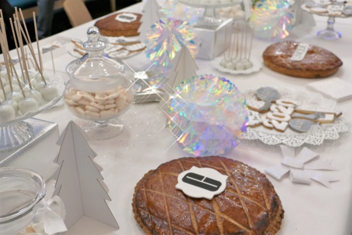Galette des rois pour Clinique - sablés décorés 2020, cheers, bonne année, cake pops blancs et argentés, sapins scintillants, ballons étoiles
