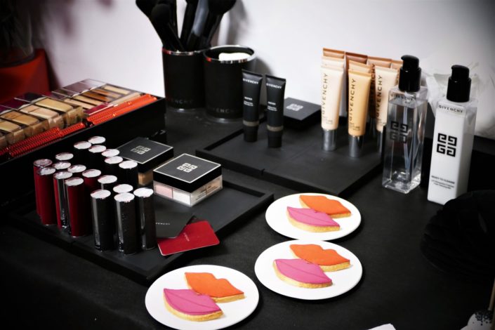 Goûter et décoration pour Givenchy et le parfum L'Interdit - cake pops et sablés logo 4G - sablés bouches rouges pour les rouges à lèvres
