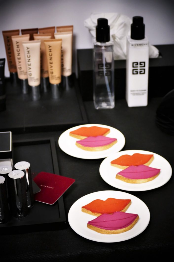 Goûter et décoration pour Givenchy et le parfum L'Interdit - cake pops et sablés logo 4G - sablés bouches rouges pour les rouges à lèvres
