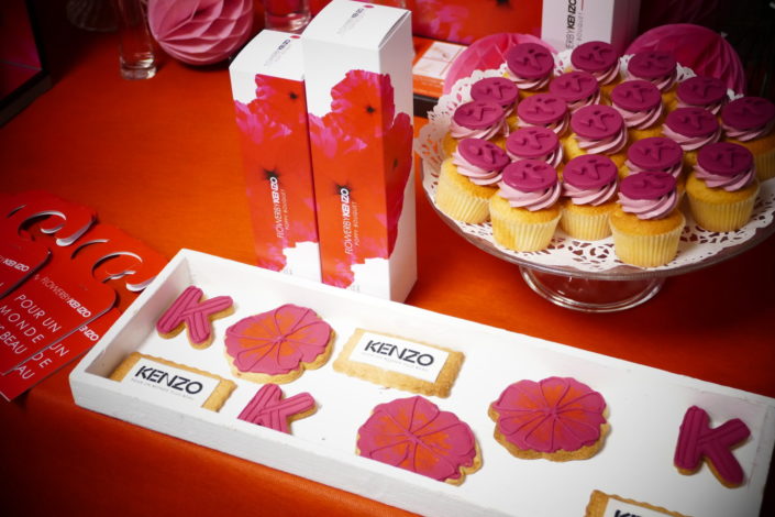 Lancement parfum Kenzo Poppy Bouquet- réalisation par Studio Candy - cupcakes, cakepops, décoration rouge et fuchsia, sablés décorés logos