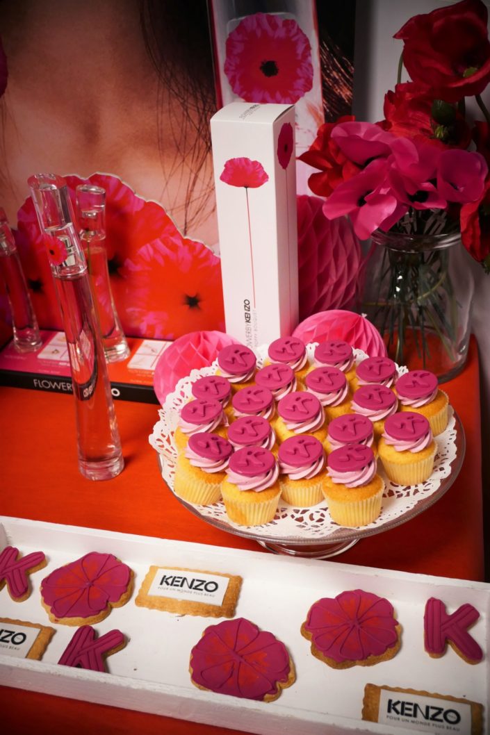 Lancement parfum Kenzo Poppy Bouquet- réalisation par Studio Candy - cupcakes, cakepops, décoration rouge et fuchsia, sablés décorés logos