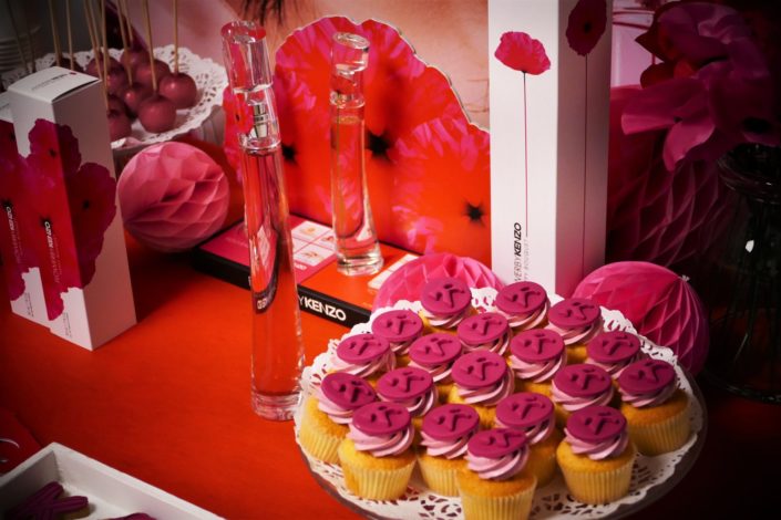 Lancement parfum Kenzo Poppy Bouquet- réalisation par Studio Candy - cupcakes, cakepops, décoration rouge et fuchsia, sablés décorés logos