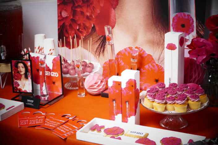 Lancement parfum Kenzo Poppy Bouquet- réalisation par Studio Candy - cupcakes, cakepops, décoration rouge et fuchsia, sablés décorés logos