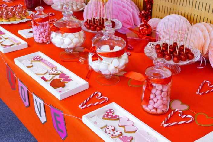 Goûter Saint Valentin par Studio Candy chez Inmac - cake pops rouges et roses, bonbons, sablés décorés coeurs, lettre d'amour, cupcakes, sucres d'orge - décoration love