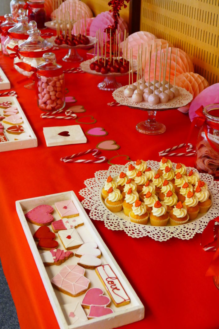 Goûter Saint Valentin par Studio Candy chez Inmac - cake pops rouges et roses, bonbons, sablés décorés coeurs, lettre d'amour, cupcakes, sucres d'orge - décoration love