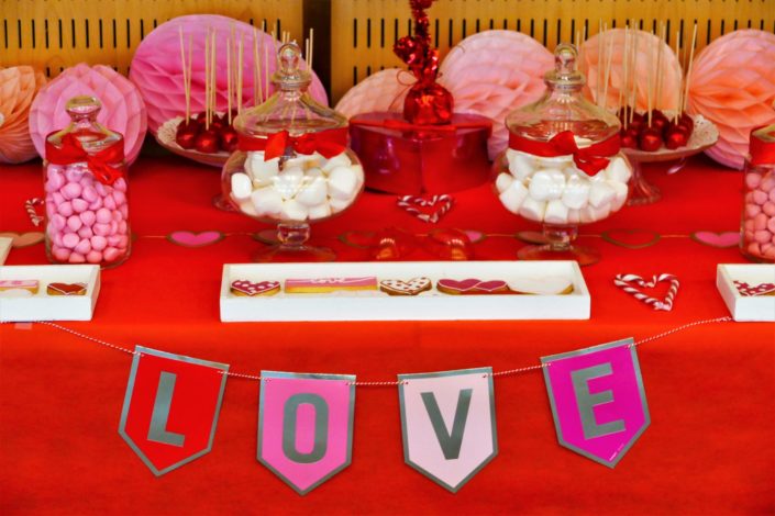 Goûter Saint Valentin par Studio Candy chez Inmac - cake pops rouges et roses, bonbons, sablés décorés coeurs, lettre d'amour, cupcakes, sucres d'orge - décoration love