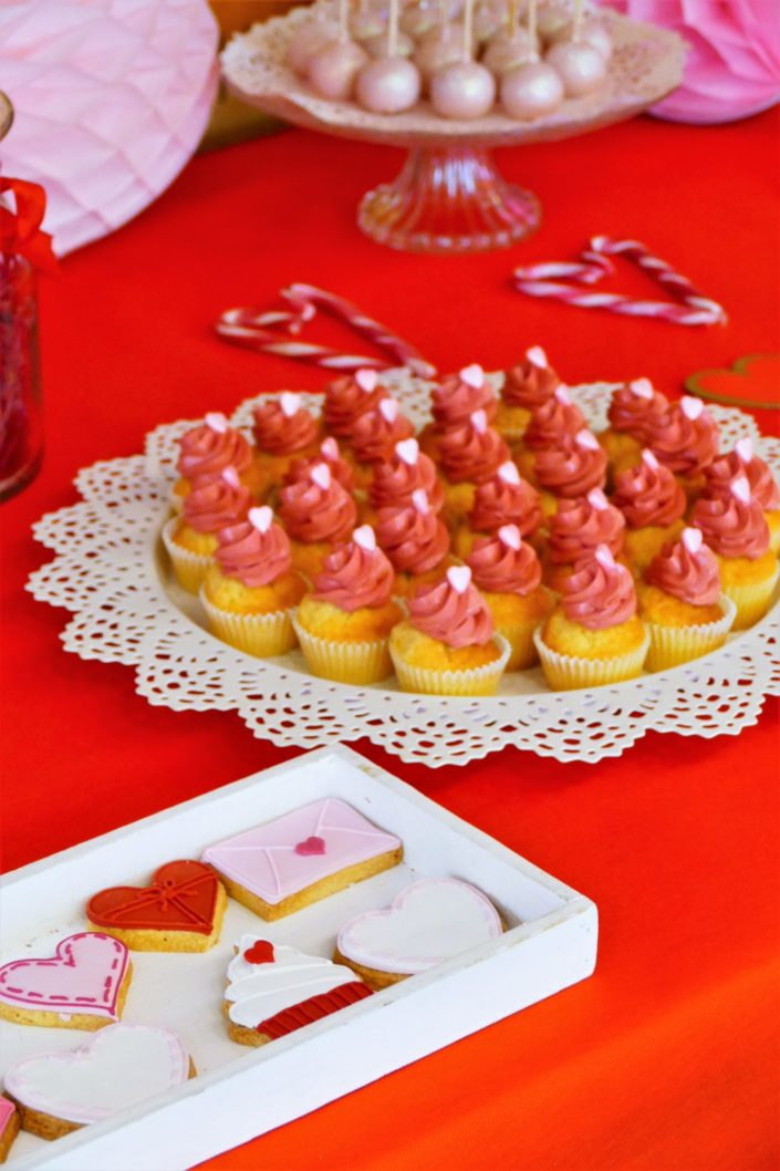 Goûter Saint Valentin par Studio Candy chez Inmac - cake pops rouges et roses, bonbons, sablés décorés coeurs, lettre d'amour, cupcakes, sucres d'orge - décoration love