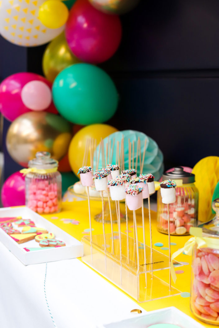 Family Day coloré au Cabinet d'avocats Jeantet par Studio Candy - Guirlande de ballons, candy bar, sablés décorés arlequin et masques, brochettes de chamallows, cupcakes