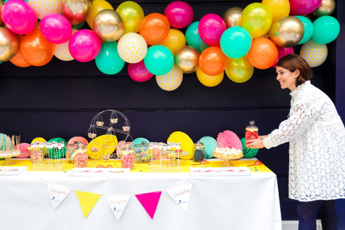 Family Day coloré au Cabinet d'avocats Jeantet par Studio Candy - Guirlande de ballons, candy bar, sablés décorés arlequin et masques, brochettes de chamallows, cupcakes