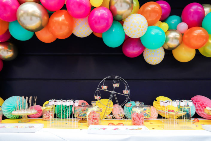 Family Day coloré au Cabinet d'avocats Jeantet par Studio Candy - Guirlande de ballons, candy bar, sablés décorés arlequin et masques, brochettes de chamallows, cupcakes