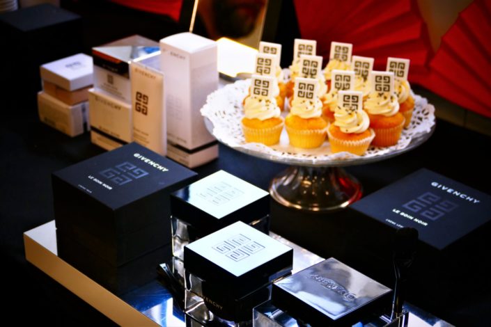 Goûter formation Givenchy makeup, soin et parfums - mini cupcakes avec logo 4 G, cake pops au chocolat, bonbons