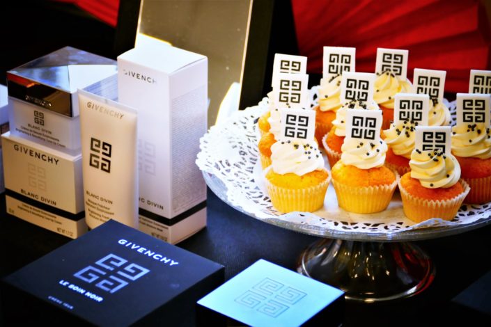 Goûter formation Givenchy makeup, soin et parfums - mini cupcakes avec logo 4 G, cake pops au chocolat, bonbons