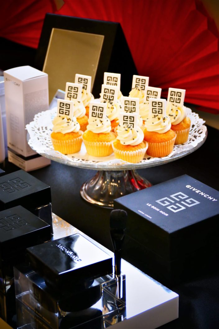 Goûter formation Givenchy makeup, soin et parfums - mini cupcakes avec logo 4 G, cake pops au chocolat, bonbons