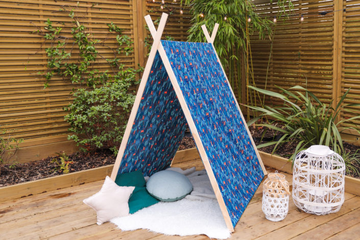 tuto diy tipi pour enfants facile à réaliser - tasseaux, colle sader, tissu, scie.