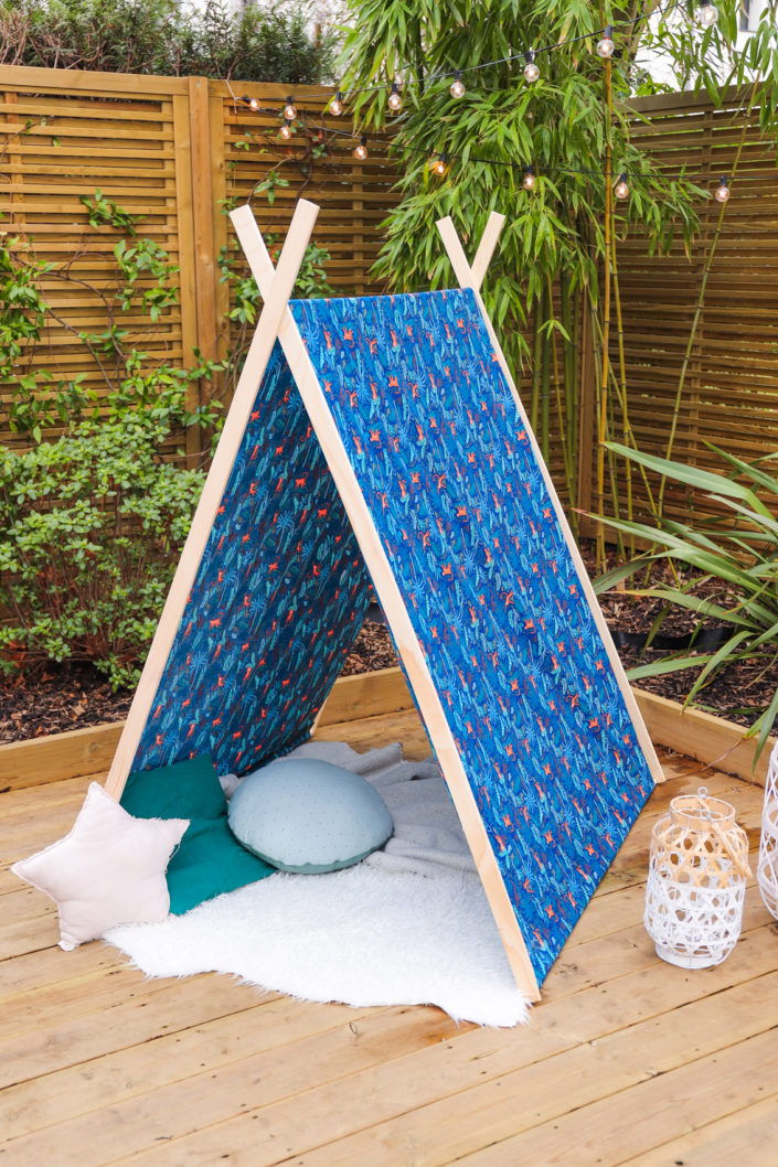 tuto diy tipi pour enfants facile à réaliser - tasseaux, colle sader, tissu, scie.