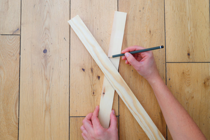 tuto diy tipi pour enfants facile à réaliser - tasseaux, colle sader, tissu, scie.