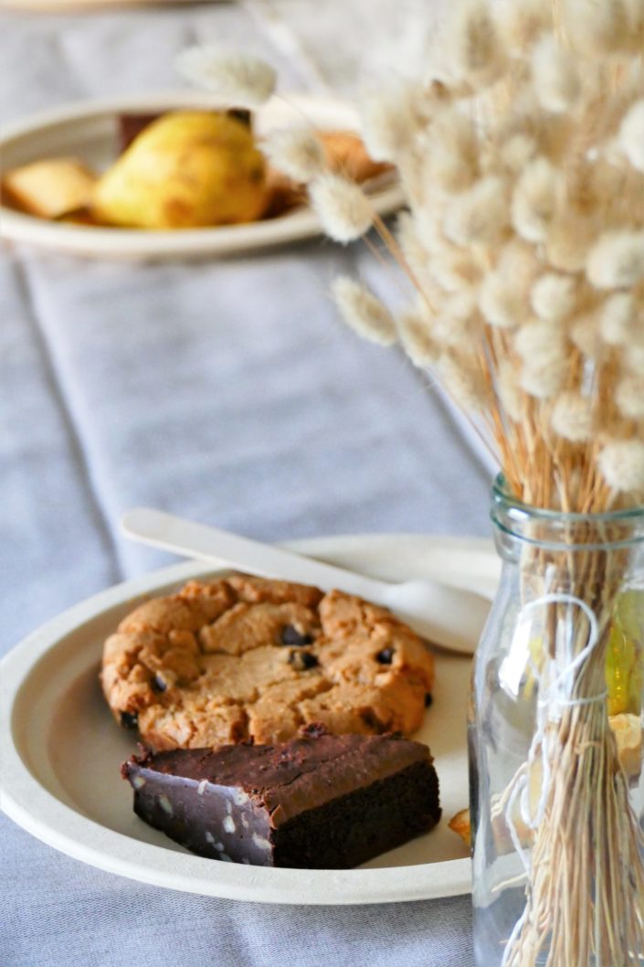 petit déjeuner chez Dentsu par Studio Candy - fruits de saisons, brownie, cookie, financier amande, fleurs séchées, décoration nature, fontaine à boisson