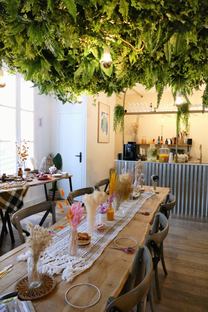 Atelier créatif DIY - suspension murale de fleurs séchées par Studio Candy pour les influenceuses invitées par BioGaia