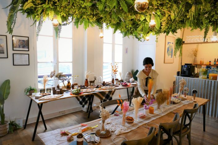 Atelier créatif DIY - suspension murale de fleurs séchées par Studio Candy pour les influenceuses invitées par BioGaia